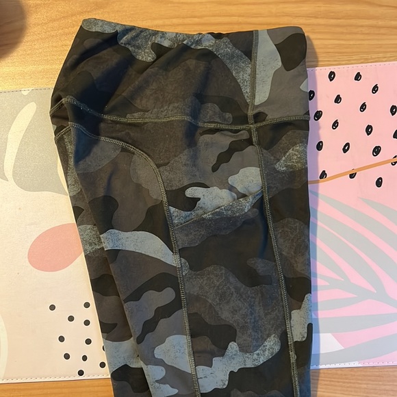 The North Face Small Green Camo Leggings with Pockets, Used-Good - Picture 5 of 9